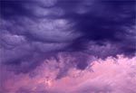 Malowniczy spód chmury burzowej - chmury typy Asperitas