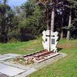 Pomnik w miejscu pochówku ofiar bombardowania przez Niemców w II Wojnie światowej stacji i pociągu w Werchracie