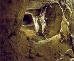 Ta sztolnia w Senderkach jest w najlepszym stanie, chociaż na samym wejsciu chyba wystąpił jakiś zawał, bo pod cienką warstwą gleby jest płyta skalna. To ta właśnie sztolnia, w której znaleziono i wciąż tam niestety spoczywają szczątki ludzkie, prawdopodobnie z okresu II Wojny Światowej (wielkość oryginalnego pliku 83 mln pix)