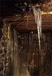 Lodowy stalaktyt wewnątrz schronu bojowego linii Mołotowa