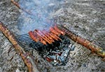 Minimalistyczny grill bushcraftowy