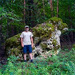 Skała przypominająca byka w rejonie wzgórz Łyse Byki. Zajrzałem tam po 21 latach od czasu kiedy eksplorując tamte rejony z kamratami natknęliśmy się na ten obiekt zupełnie przypadkiem, podczas dwudniowej wędrówki. Skała ma charakterystyczne żłobienia i otworki, podobne jak na innych roztoczańskich tego typu ostańcach, nazywanych diabelskimi kamieniami. Co jest najciekawsze to naukowcy nie wiedzą jak owe dziwne formy powstały. A przynajmniej nie wiedzieli kiedy studiowałem geografię. Skała nie jest dotąd zaznaczona na żadnej mapie jakie znamy, również nie ma jej w najnowszym wydaniu mapy Compass. A szukać należy jej na wschód od Tereszpola.