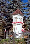 Kapliczka kolumnowa z latarnią z XVII wieku, stojąca na końcu wsi Lipsko, od strony Białowoli. Oryginalne figurki zostały ze 20 lat temu skradzione przez nieznane hieny
