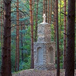 Kapliczka Tatarska między Łówczą a Nowym Brusnem pamiętająca czasy najazdów ludów spod znaku rogatego księżyca (i nie tylko), przed którymi obronił chrześcijańską Europę nasz wielki król Jan III Sobieski herbu Janina. Obecnie Europa robi wszystko aby krwawe najazdy zaczęły się od nowa, bo kto nie wyciąga wniosków z historii ten przeżyje jej repetę na własnej skórze. To jeden z głównych objawów głupoty, która chyba przeżywa swój największy renesans w historii świata.