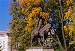 Pomnik Jana Zamoyskiego w jesiennym anturażu. Zdjęcie naświetlone na oldskulowym negatywie - Kodak Gold.