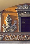 Fasada kamienicy ormiańskiej z płaskorzeźbą Matki Bożej - zdjecie sprzed renowacji kamienicy