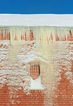 Zamojskie mury obok Bramy Szczebrzeskiej podczas zimy