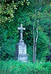 Krzyż przy drodze z Kawęczynka do Lasu Cetnar, upamiętniający rodzinę gajowego Jana Gumieniaka