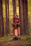 Między Tereszpolem a Góreckiem znajdziemy w lesie starą figurę św. Mikołaja z roku 1809. (Stan sprzed renowacji)
