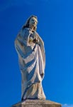 Figura Matki Bożej w Obroczy ani nie jest zabytkowa, ani specjalnie kunsztowna artystycznie, nawet nie specjalnie ładna ale mówi nam bardzo wiele rok jej budowy - 1950. Ktokolwiek ją wówczas ufundował i wykonał musiał być człekiem o najwyższej odwadze, aby dokonać tego bohaterskiego czynu w apogeum lewackiego terroru.