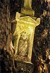 Figura św. Mikołaja na krzyżu z roku 1906,  w nieistniejącej wsi Zawałyla koło Werchraty