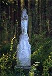 Figura Matki Bożej ufundowana przez Annę i Michała Krupy przy drodze Bieniaszówka - Pawliszcze. Stan sprzed odnowienia