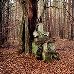 Krzyż dawniej przydrożny, dziś w środku lasu, w okolicy wsi Grochy, z roku 1879. (stan sprzed renowacji)
