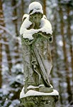 Figura aniołka na zabytkowym cmentarzu bruśnienskim w Bruśnie Starym (skradziona)
