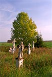 Malowniczo położony cmentarzyk w Chłopiatyniu