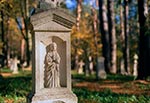 Na starym cmentarzu między Brusnem a Podemszczyzną - niedawno odnowionym