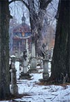 Cmentarz w Nowym Bruśnie, a w oddali cerkiew na samym początku renowacji, czyli bardzo dawno temu