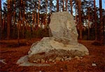 Pamiątkowy głaz przy ziemiance Wira w Puszczy Solskiej