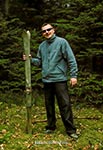 W rezerwacie Czerkies znaleźliśmy prastare drewniane narty - prezentuje je Mariusz