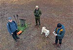 Trzech panów z dronem, nie licząc psa ;) Nie muszę chyba nawet wspominać, do tytułu jakiej książki nawiązuję tym powiedzonkiem ale w obecnych czasach jest już tak wielu specjalistów ograniczonych tylko i wyłącznie do swojej wąskiej dziedziny (tzw. Uczonych w Excelu), że powinienem jednak chyba wzpomnieć o pisarzu Jerome K. Jerome i jego najbardziej znanej książce humorystyczno podróżniczej. A na powyższym zdjęciu po lewej stoi Marek (marekpiotrowski.com), po prawej Bartek Dybowski (bartoszdybowski.com), a ten na zielono to piszący te słowa. Pies oczywiście nie nasz, to lokalny powsinoga z Szewni, który często przyłącza się do wędrowców, łazi z nimi przez cały dzień i na końcu się ulatania.