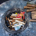 Ogólnie dostępny grill przy wieży widokowej za Wychodami pod Zamościem. W palenisku poza drewnem sosnowym, które nadaje mięsiwu piękną smolistą skrorupkę, znaleźliśmy również foliową siatkę z Biedry, która dodaje potrawom smakowitych dymnych aromatów, a także opakowanie po jakiś czipsach oraz nadpalony papieros elektroniczny, który jak wiemy dodaje tej charakterystycznej goryczki na finiszu w grillowanym mięsiwie... Dlatego nigdy nie grillujemy, a nawet nie palimy ognisk w miejscach do tego wyznaczonych oraz na miejscu po cudzym ognisku. Te popioły to rakotwórcze dioksyny, które po podgrzaniu wdycha się i zjada.