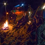 Rozbijanie namiotu tuż nad wodą to podstawowy błąd jaki można popełnić w biwakowaniu ale warto go popełnić jeśli marzysz o tym aby w nocy zmarznąć, bo na przykład mieszkasz w ocieplonym styropianem bloku z oknami wychodzącymi na południe, a panują właśnie upały. Tej nocy przed świtem było około 5 st.C i lekka mgiełka. Oczywiście należy mieć bardzo dobry śpiwór albo słabszy, a wówczas dodatkowo najlepiej zimowe ciuchy (kurtka puchowa) aby nie telepać się z zimna. Na zdjęciu piaszczysta plaża nad Tanwią.