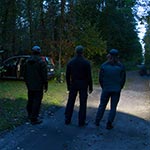 Od lewej stoją Tomasz piszący te słowa, Waldek i Marek. A stoimy na legendarnej drodze między Łówczą, a Nowym Brusnem - najbardziej dziurawą i zniszczoną drogą publiczną na całym obszarze naszego zainteresowania o długości 6km. Nas oczywiście ta droga fascynuje i dla nas prawdziwą tragedią byłby jej remont :)