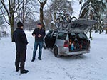 Zimowa turystyka rowerowa na Roztoczu - po prawej stoi Piotr Wierzbowski (rezerwatprzygody.pl)