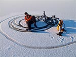 Rowerowy drift na lodzie zamarzniętego stawu w Topornicy