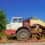Równiarki czy zgarniarki MoAZ-546P w Kol. Sitno. Co ciekawe - kiedy przyjrzymy się ich oponom z bliska - to nie zauważymy żadnych oznak starzenia się i jak widzimy są napompowane więc trzymają całkiem dobrze ciśnienie! Gdyby tak nie było to wątpię czy ktoś by dopompowywał wszystkie koła codziennie, a stoi tych zgarniarek tam więcej. No i przecież stoją tam od dawna, gdyż służyły przy pracach ziemnych między innymi przy budowie osiedla Zamoyskiego w Zamościu (początek budowy to rok 1979). Sami widzieliśmy je w akcji właśnie w tym miejscu.