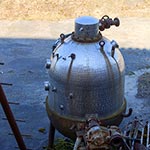 Zapytacie zapewne gdzież to na Roztoczu zachował się jeszcze oryginalny sowiecki sputnik? Otóż my również w pierwszej chwili uznaliśmy to za sputnik i nawet próbowaliśmy zajrzeć przez okienko czy nie siedzi tam truchło Łajki ubrane w psi kombinezon, trzymającej kurczowo zaciśnięte łapki na wolancie - ale że stoi ów kosmiczny baniak w browarze Jatutów, to sądzić należy, iż zastosowanie miał jednak przyziemne.