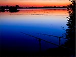 Sierpień to jeden z najlepszych miesięcy do nocnego wędkowania. A jeśli wziąć pod uwagę również czynniki poza wędkarskie, takie jak powoli wycofujące się owady, mniej opadów, optymalna wilgotnosć i temperatura, to chyba sierpień jest najprzyjemniejszy. Na zdjęciu widzimy zalew w Nieliszu, a ten świecący patyczek to specjalny spławik z diodą led na baterie, który zmienia barwę z zielonej na czerwoną kiedy ryba bierze. I wzięła tej nocy konkretna - nie dało się jej zatrzymać, a po chwili przegryzła żyłkę. Popełniłem głupi błąd - nie założyłem przyponu wolframowego, a przecież noc to czas drapieżników. Jest tam szczególnie dużo sumów, które prawdopodobnie zdziesiątkowały pogłowie leszcza, którego dawniej było wręcz za dużo.