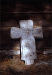 Krzyż oparty o ścianę cerkwi w Woli Wielkiej