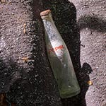 Pepsi Cola z czasów poprzedniej komuny - artefakt w zrujnowanym, opuszczonym siedlisku. Kiedyś ta pusta flaszka to był smieć, a dzisiaj to jest towar sprzedawany na OLX, gdyż śmieci zyskują z upływem czasu na wartości.
