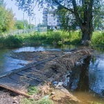 Kładka dla pieszych na Łabuńce w Zamościu podczas wysokiego stanu rzeki. Obecnie już nie istnieje - wybudowano nową kładkę.