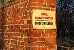 Leciwy mur na terenie kompleksu pałacowego w Michalowie