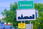 W tym sezonie (2025) Zamość ma ciekawą ofertę dla turystów żądnych mocnych wrazeń. Zapraszamy :) Zdjęcie zrobione na skrzyżowaniu ulic Kresowej i Feliska Wolskiego. Podobne tabliczki są na ulicach Hrubieszowska i Majdan.