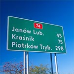Tablica na wylocie ze Szczebrzeszyna. Zapytacie zapewne co też takiego nadzwyczajnego jest w Piotrkowie Trybunalskim, skoro tę miejscowość tu wymieniono albo czy może tak dużo samochodów jedzie przez Szczebrzeszyn do Piotrkowa? Nie mamy pojęcia o co tu chodzi, bo chyba celem podróży nie jest tamtejszy węzeł drogowy... Pojedźmy do węzła, a tam zastanowimy się gdzie jechać dalej ;)
