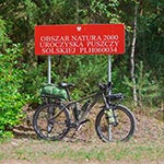 Jesteśmy między Góreckiem Kościelnym a Wolaninami. Ten obszar ochronny powstał w 2009 roku ale tablicę widzieliśmy chyba dopiero niedawno. Nazwa Natura 2000 zawsze nas rozwalała - po co ta idiotyczna nowomowa i nadmiar słów. Wystarczyłoby /Uroczyska Puszczy Solskiej - obszar chroniony/ Krótko i na temat. No ale urzędnicy lubią wszystko komplikować i rozdymać aby uzasadniać potrzebę swojego istnienia.